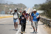 20240410. Tuxtla. Caravana de migrantes caminan bajo el sol del mediodía entre las ciudades de Berriozábal y Cintalapa.