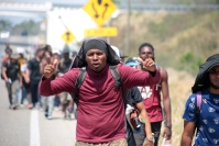 20240410. Tuxtla. Caravana de migrantes caminan bajo el sol del mediodía entre las ciudades de Berriozábal y Cintalapa.