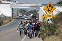 20240410. Tuxtla. Caravana de migrantes caminan bajo el sol del mediodía entre las ciudades de Berriozábal y Cintalapa.