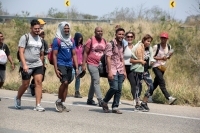 20240410. Tuxtla. Caravana de migrantes caminan bajo el sol del mediodía entre las ciudades de Berriozábal y Cintalapa.