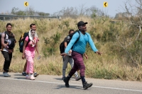 20240410. Tuxtla. Caravana de migrantes caminan bajo el sol del mediodía entre las ciudades de Berriozábal y Cintalapa.