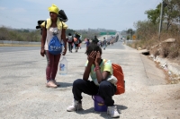 20240412. Tuxtla. La segunda caravana de migrantes camina sobre la Carretera Panamericana Sur 190 entre las ciudades de Tuxtla Gutiérrez y Ocozocoautla de Espinoza