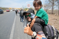 20240412. Tuxtla. La segunda caravana de migrantes camina sobre la Carretera Panamericana Sur 190 entre las ciudades de Tuxtla Gutiérrez y Ocozocoautla de Espinoza