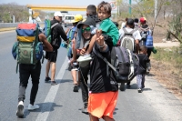 20240412. Tuxtla. La segunda caravana de migrantes camina sobre la Carretera Panamericana Sur 190 entre las ciudades de Tuxtla Gutiérrez y Ocozocoautla de Espinoza