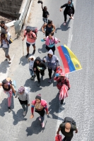 20240412. Tuxtla. La segunda caravana de migrantes camina sobre la Carretera Panamericana Sur 190 entre las ciudades de Tuxtla Gutiérrez y Ocozocoautla de Espinoza