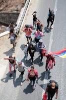 20240412. Tuxtla. La segunda caravana de migrantes camina sobre la Carretera Panamericana Sur 190 entre las ciudades de Tuxtla Gutiérrez y Ocozocoautla de Espinoza