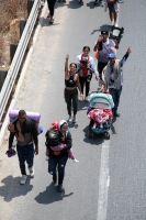 20240412. Tuxtla. La segunda caravana de migrantes camina sobre la Carretera Panamericana Sur 190 entre las ciudades de Tuxtla Gutiérrez y Ocozocoautla de Espinoza