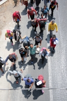 20240412. Tuxtla. La segunda caravana de migrantes camina sobre la Carretera Panamericana Sur 190 entre las ciudades de Tuxtla Gutiérrez y Ocozocoautla de Espinoza