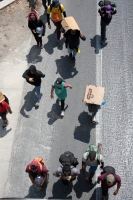 20240412. Tuxtla. La segunda caravana de migrantes camina sobre la Carretera Panamericana Sur 190 entre las ciudades de Tuxtla Gutiérrez y Ocozocoautla de Espinoza