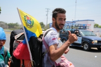 20240412. Tuxtla. La segunda caravana de migrantes camina sobre la Carretera Panamericana Sur 190 entre las ciudades de Tuxtla Gutiérrez y Ocozocoautla de Espinoza