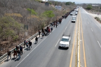 20240412. Tuxtla. La segunda caravana de migrantes camina sobre la Carretera Panamericana Sur 190 entre las ciudades de Tuxtla Gutiérrez y Ocozocoautla de Espinoza