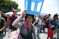 20240412. Tuxtla. La segunda caravana de migrantes camina sobre la Carretera Panamericana Sur 190 entre las ciudades de Tuxtla Gutiérrez y Ocozocoautla de Espinoza