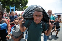 20240412. Tuxtla. La segunda caravana de migrantes camina sobre la Carretera Panamericana Sur 190 entre las ciudades de Tuxtla Gutiérrez y Ocozocoautla de Espinoza