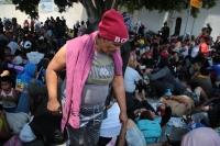 20240412. Tuxtla. La segunda caravana de migrantes camina sobre la Carretera Panamericana Sur 190 entre las ciudades de Tuxtla Gutiérrez y Ocozocoautla de Espinoza