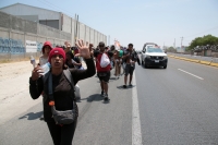 20240412. Tuxtla. La segunda caravana de migrantes camina sobre la Carretera Panamericana Sur 190 entre las ciudades de Tuxtla Gutiérrez y Ocozocoautla de Espinoza