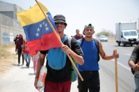 20240412. Tuxtla. La segunda caravana de migrantes camina sobre la Carretera Panamericana Sur 190 entre las ciudades de Tuxtla Gutiérrez y Ocozocoautla de Espinoza