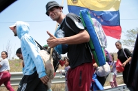 20240412. Tuxtla. La segunda caravana de migrantes camina sobre la Carretera Panamericana Sur 190 entre las ciudades de Tuxtla Gutiérrez y Ocozocoautla de Espinoza