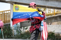 20240412. Tuxtla. La segunda caravana de migrantes camina sobre la Carretera Panamericana Sur 190 entre las ciudades de Tuxtla Gutiérrez y Ocozocoautla de Espinoza