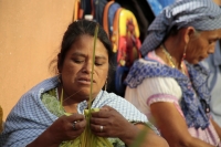20260329. Tuxtla. Vendedoras de Aguacatenango venden Las Palmas en las iglesias de la ciudad.