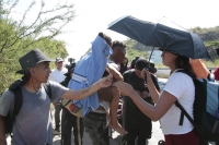 20241105. Tuxtla. Abigail es una joven migrante que sufre por problemas de sald durante la caravana de migrantes que sale esta mañana de la capital de Chiapas
