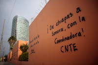 20250603. Tuxtla. AED de la Sección 40 de los maestros realiza pintas en el edificio de esta seccional en la capital del estado de Chiapas.