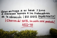 20250603. Tuxtla. AED de la Sección 40 de los maestros realiza pintas en el edificio de esta seccional en la capital del estado de Chiapas.