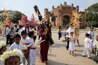 20260405. Chiapa de Corzo. Los Chamales, las ofrendas de flores son llevadas durante el Via-Crucis  hacia la iglesia de Santo Domingo.