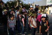 20260501. Tuxtla. Los Hojeros de La Santa Cruz de Terán se reúnen para llevar La Espadaña a la iglesia de la comunidad esta mañana.