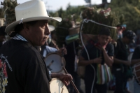 20260501. Tuxtla. Los Hojeros de La Santa Cruz de Terán se reúnen para llevar La Espadaña a la iglesia de la comunidad esta mañana.