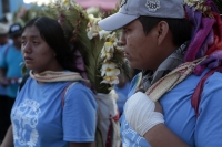 20260501. Tuxtla. Los Hojeros de La Santa Cruz de Terán se reúnen para llevar La Espadaña a la iglesia de la comunidad esta mañana.