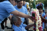 20260501. Tuxtla. Los Hojeros de La Santa Cruz de Terán se reúnen para llevar La Espadaña a la iglesia de la comunidad esta mañana.