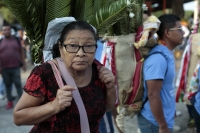 20260501. Tuxtla. Los Hojeros de La Santa Cruz de Terán se reúnen para llevar La Espadaña a la iglesia de la comunidad esta mañana.
