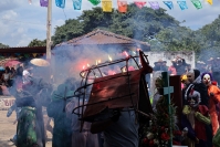 20260810. Chiapa de Corzo. Los Disfrazados bailan y dan vueltas alrededor de la pequeña iglesia ubicada en el cerro pedregoso que le da nombre a la comunidad de Nucatili