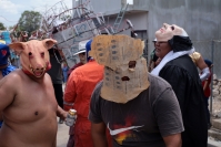 20260810. Chiapa de Corzo. Los Disfrazados bailan y dan vueltas alrededor de la pequeña iglesia ubicada en el cerro pedregoso que le da nombre a la comunidad de Nucatili