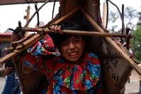 20260810. Chiapa de Corzo. Los Disfrazados bailan y dan vueltas alrededor de la pequeña iglesia ubicada en el cerro pedregoso que le da nombre a la comunidad de Nucatili