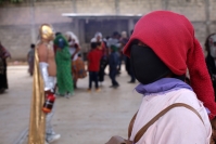 20260810. Chiapa de Corzo. Los Disfrazados bailan y dan vueltas alrededor de la pequeña iglesia ubicada en el cerro pedregoso que le da nombre a la comunidad de Nucatili