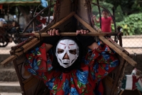 20260810. Chiapa de Corzo. Los Disfrazados bailan y dan vueltas alrededor de la pequeña iglesia ubicada en el cerro pedregoso que le da nombre a la comunidad de Nucatili