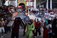 20260810. Chiapa de Corzo. Los Disfrazados bailan y dan vueltas alrededor de la pequeña iglesia ubicada en el cerro pedregoso que le da nombre a la comunidad de Nucatili