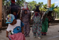 20260810. Chiapa de Corzo. Los Disfrazados bailan y dan vueltas alrededor de la pequeña iglesia ubicada en el cerro pedregoso que le da nombre a la comunidad de Nucatili
