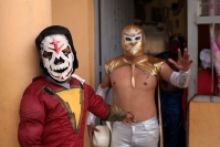 20260810. Chiapa de Corzo. Los Disfrazados bailan y dan vueltas alrededor de la pequeña iglesia ubicada en el cerro pedregoso que le da nombre a la comunidad de Nucatili
