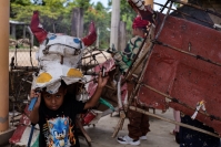 20260810. Chiapa de Corzo. Los Disfrazados bailan y dan vueltas alrededor de la pequeña iglesia ubicada en el cerro pedregoso que le da nombre a la comunidad de Nucatili