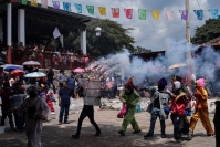 20260810. Chiapa de Corzo. Los Disfrazados bailan y dan vueltas alrededor de la pequeña iglesia ubicada en el cerro pedregoso que le da nombre a la comunidad de Nucatili