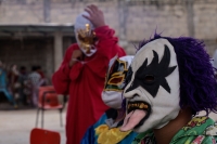 20260810. Chiapa de Corzo. Los Disfrazados bailan y dan vueltas alrededor de la pequeña iglesia ubicada en el cerro pedregoso que le da nombre a la comunidad de Nucatili