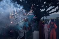 20260810. Chiapa de Corzo. Los Disfrazados bailan y dan vueltas alrededor de la pequeña iglesia ubicada en el cerro pedregoso que le da nombre a la comunidad de Nucatili