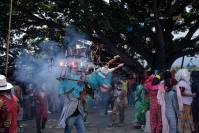 20260810. Chiapa de Corzo. Los Disfrazados bailan y dan vueltas alrededor de la pequeña iglesia ubicada en el cerro pedregoso que le da nombre a la comunidad de Nucatili