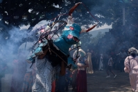 20260810. Chiapa de Corzo. Los Disfrazados bailan y dan vueltas alrededor de la pequeña iglesia ubicada en el cerro pedregoso que le da nombre a la comunidad de Nucatili