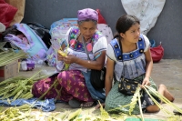 20260329. Tuxtla. Vendedoras de Aguacatenango venden Las Palmas en las iglesias de la ciudad.