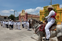 20260621. V Carranza. El Carrerante Blanco recorre las calles al paso de los caballos de los Carrerantes en el día de San Juan.