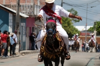 20260621. V Carranza. El Carrerante Blanco recorre las calles al paso de los caballos de los Carrerantes en el día de San Juan.