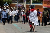 20260621. V Carranza. El Carrerante Blanco recorre las calles al paso de los caballos de los Carrerantes en el día de San Juan.